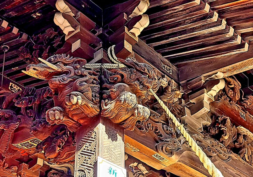 群馬県上野国総社神社の拝殿にある見事な彫刻